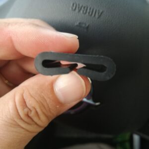 Perfil de goma forma abrazadera.